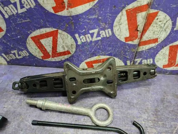 Домкрат для легкового автомобиля