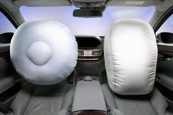 Подушки безопасности для водителя и пассажира имеют разную форму