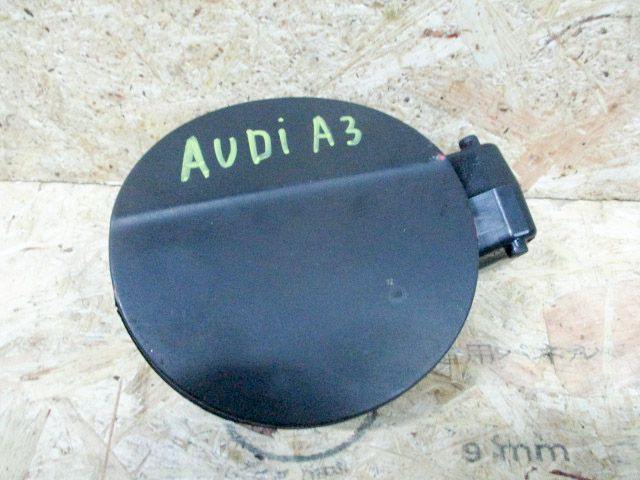 Лючок для Audi A3 8P        Черный