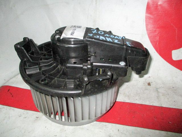 Мотор печки для Toyota Noah ZRR70        